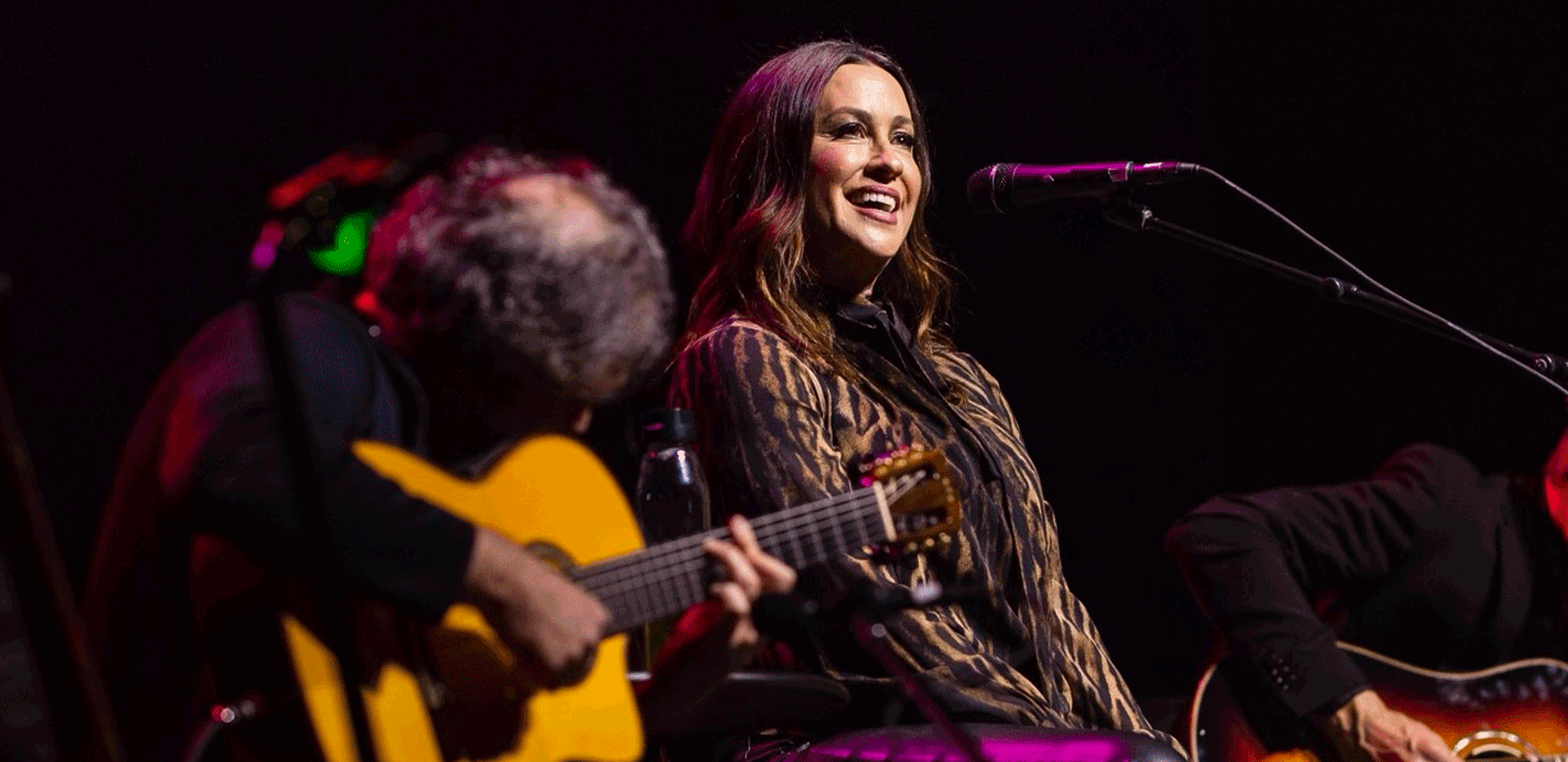 Alanis sings an acoustic set at Notes & Words